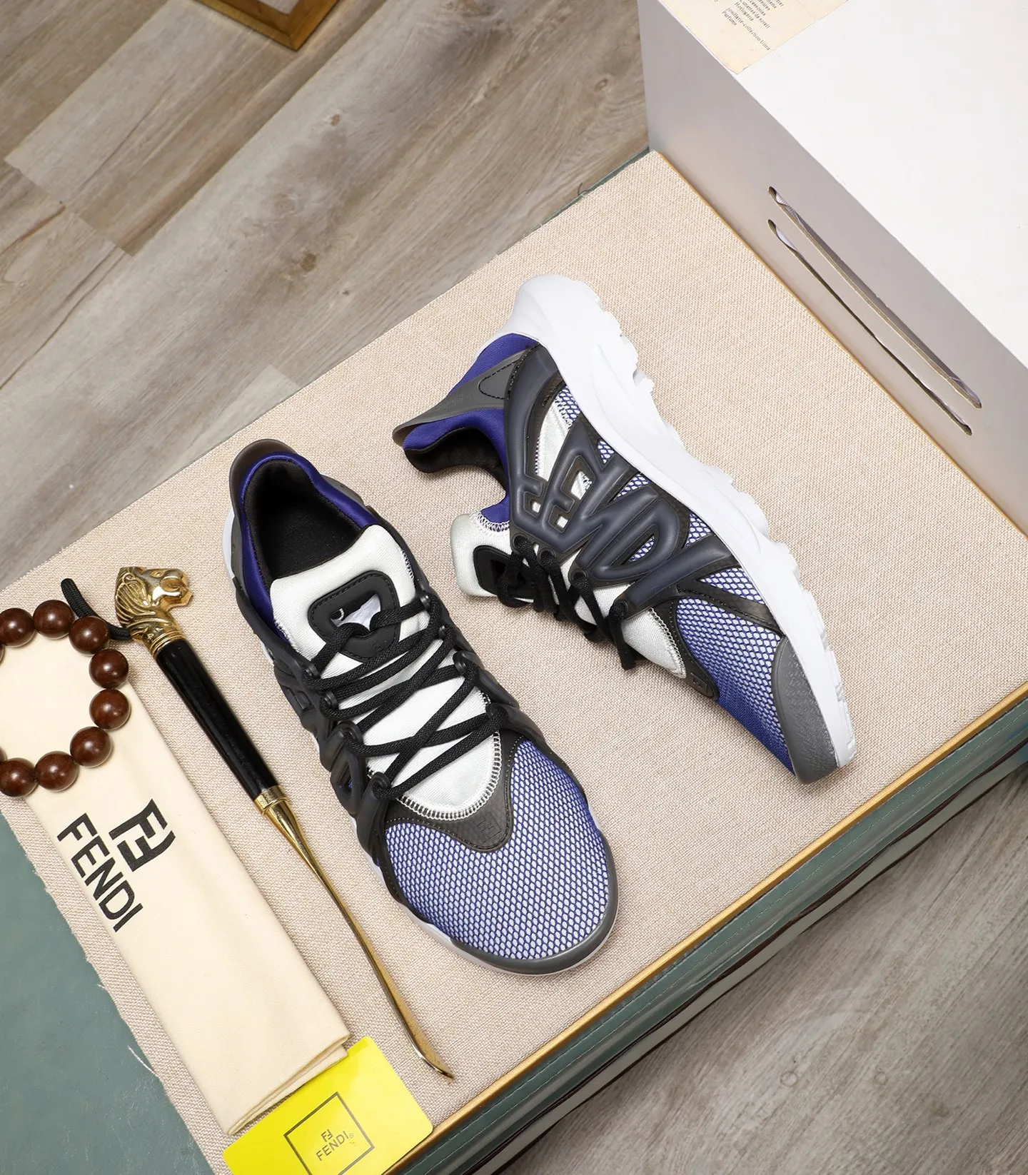 Men's Men's Shoes 💰800 Fendi Fendi's latest Tag series of men's casual mesh sports running shoes, originally purchased and developed, this Tag sneaker is a one-leg sneaker, made of black high-tech mesh material with gray neoprene details. Oversized FENDI lettering on the side and translucent rubber details. Light and flexible rubber running shoe soles, beautifully packaged at the delivery counter, customized breathable lining, original molded foam rubber outsole, sole thickness: 3.5CM! Size: 40-44 (customized at 39.45.46)